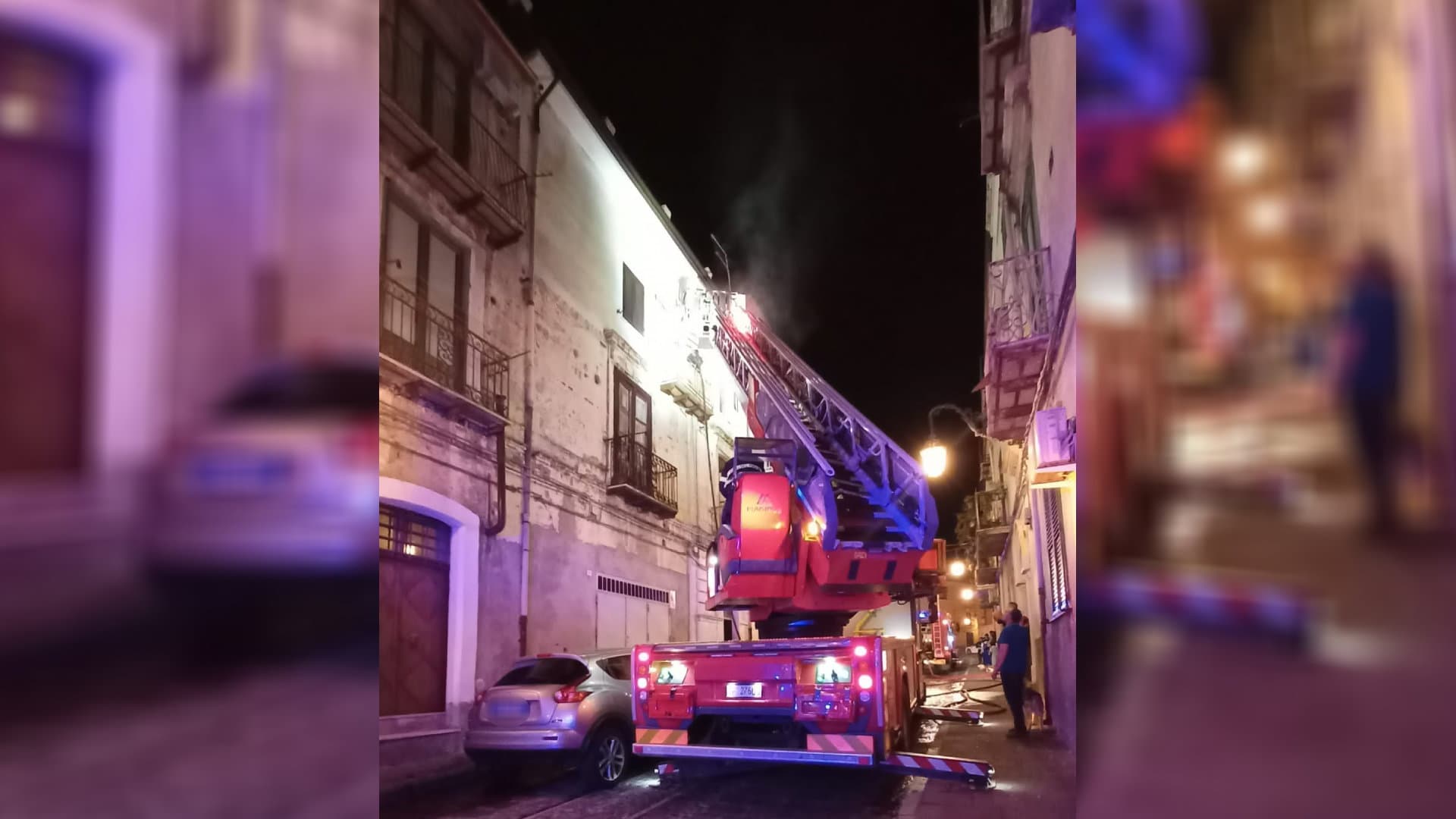 Paura nel centro storico di Rossano, a fuoco un'abitazione: dentro c'erano due cagnolini
