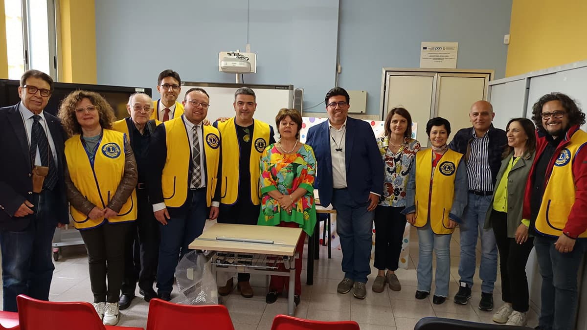 Castrovillari, un ponte verso l'inclusione: il Lions Club dona un banco speciale per Ipovedenti