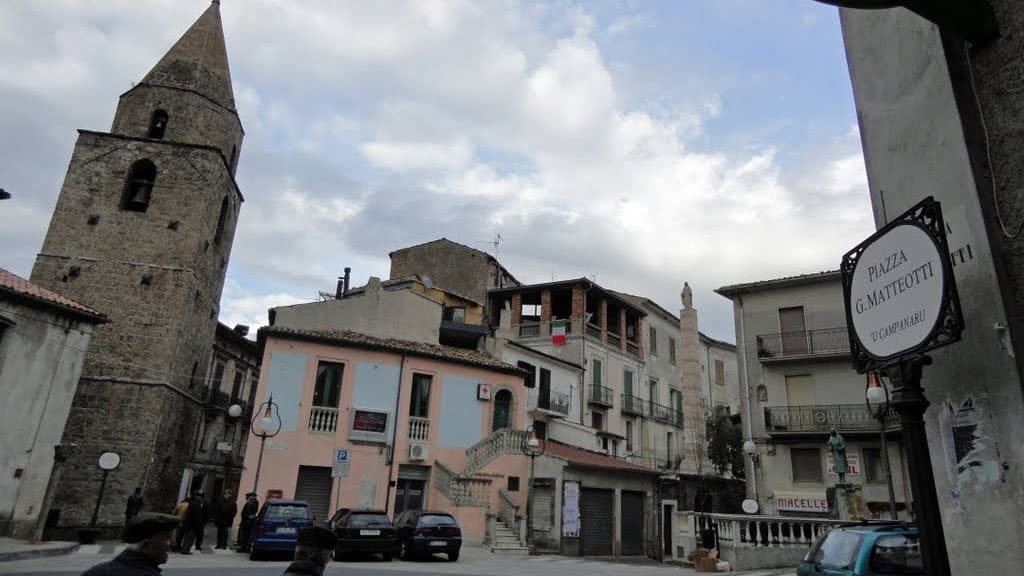 Opposizione Longobucco: «Il sindaco assente per accertamenti sanitari, ma non per foto con fascia tricolore»