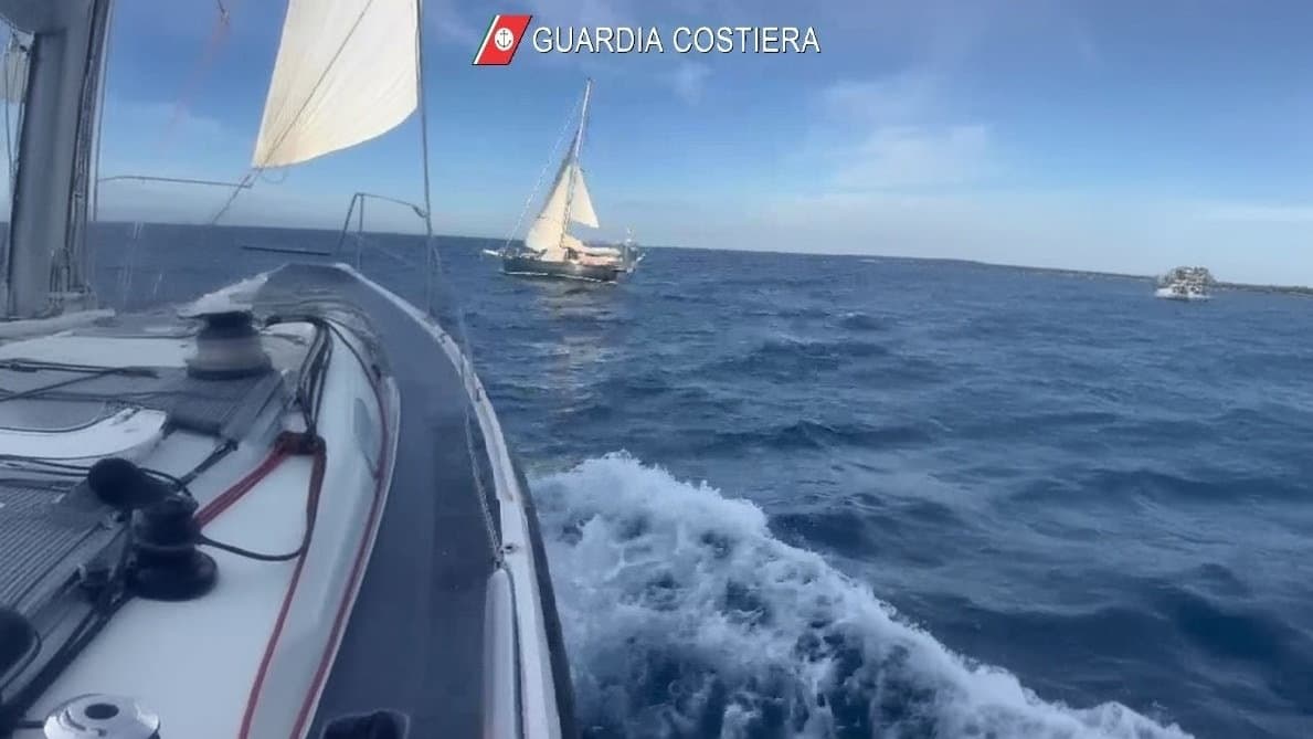 Tragedia sfiorata a Capo Trionto: Velista solitaria salvata dalla Guardia Costiera in condizioni estreme