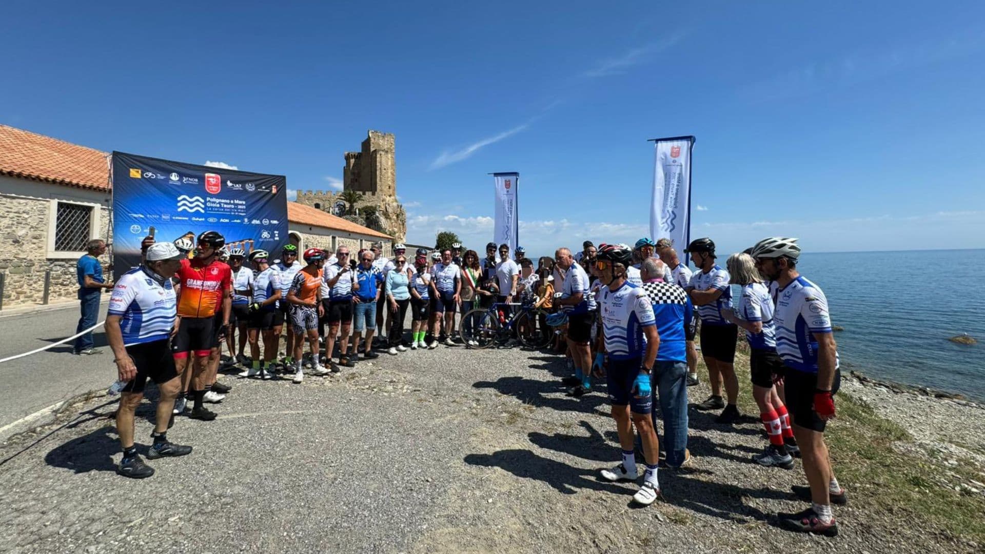 A Roseto Capo Spulico partenza della 3^ tappa de “La Storia in Bici - La Corsa dei Tre Mari”