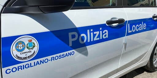 Mistero a Rossano: ritrovata un'auto rubata con dentro un passamontagna e 9 litri di carburante