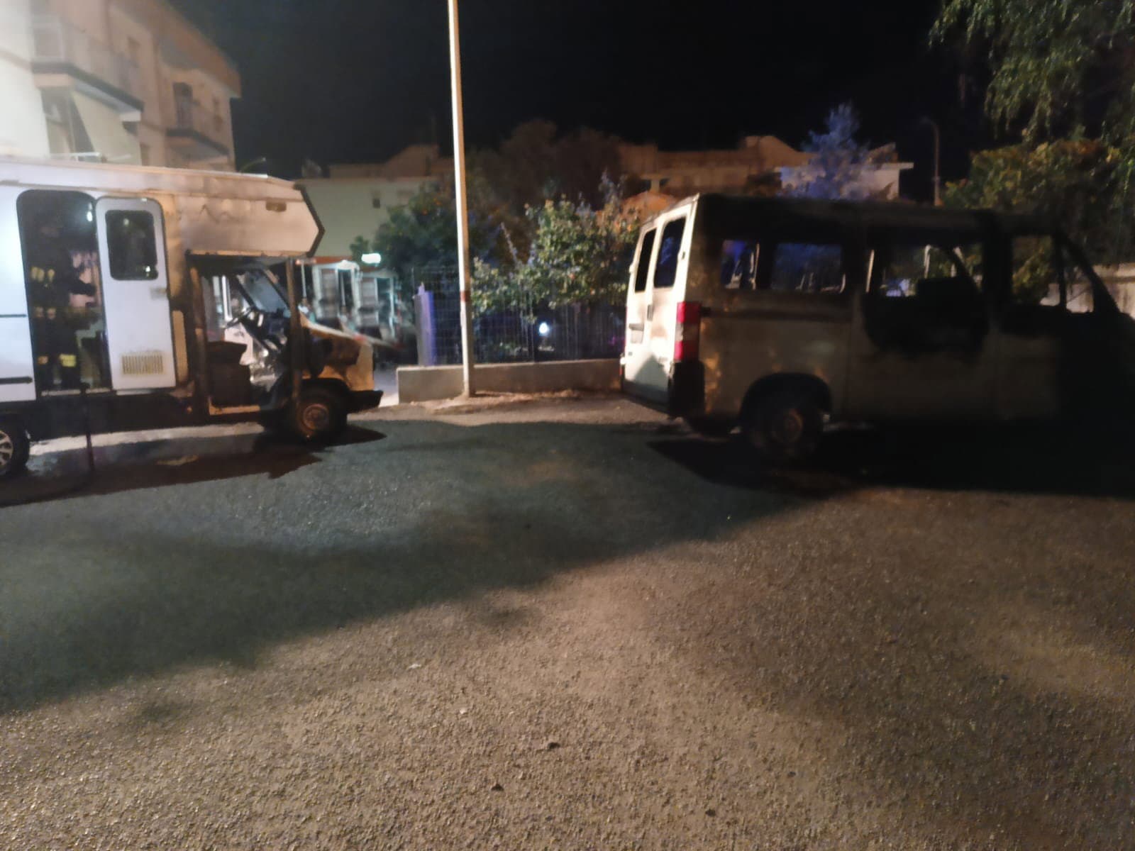 Furgone in fiamme, salvo un camper con una bombola a bordo