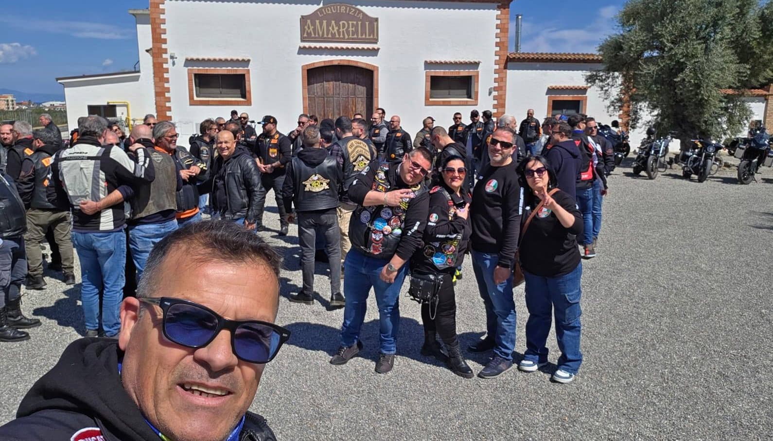 Raduni bikers, Porsche e Lambrette, la foto di rito è sotto la ciminiera Amarelli