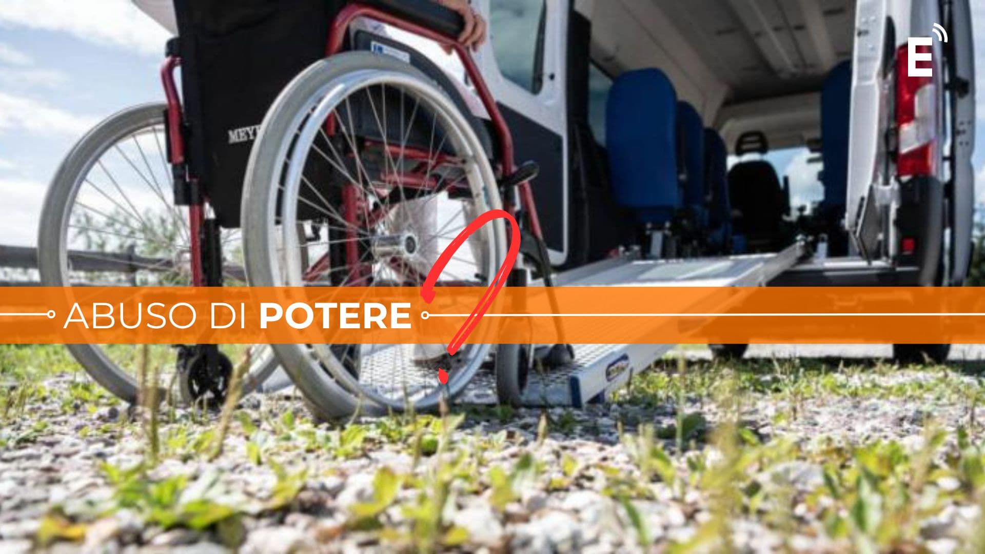 Il papà "critica" il Sindaco, sospeso il trasporto al figlio disabile: «Manca il seggiolino»