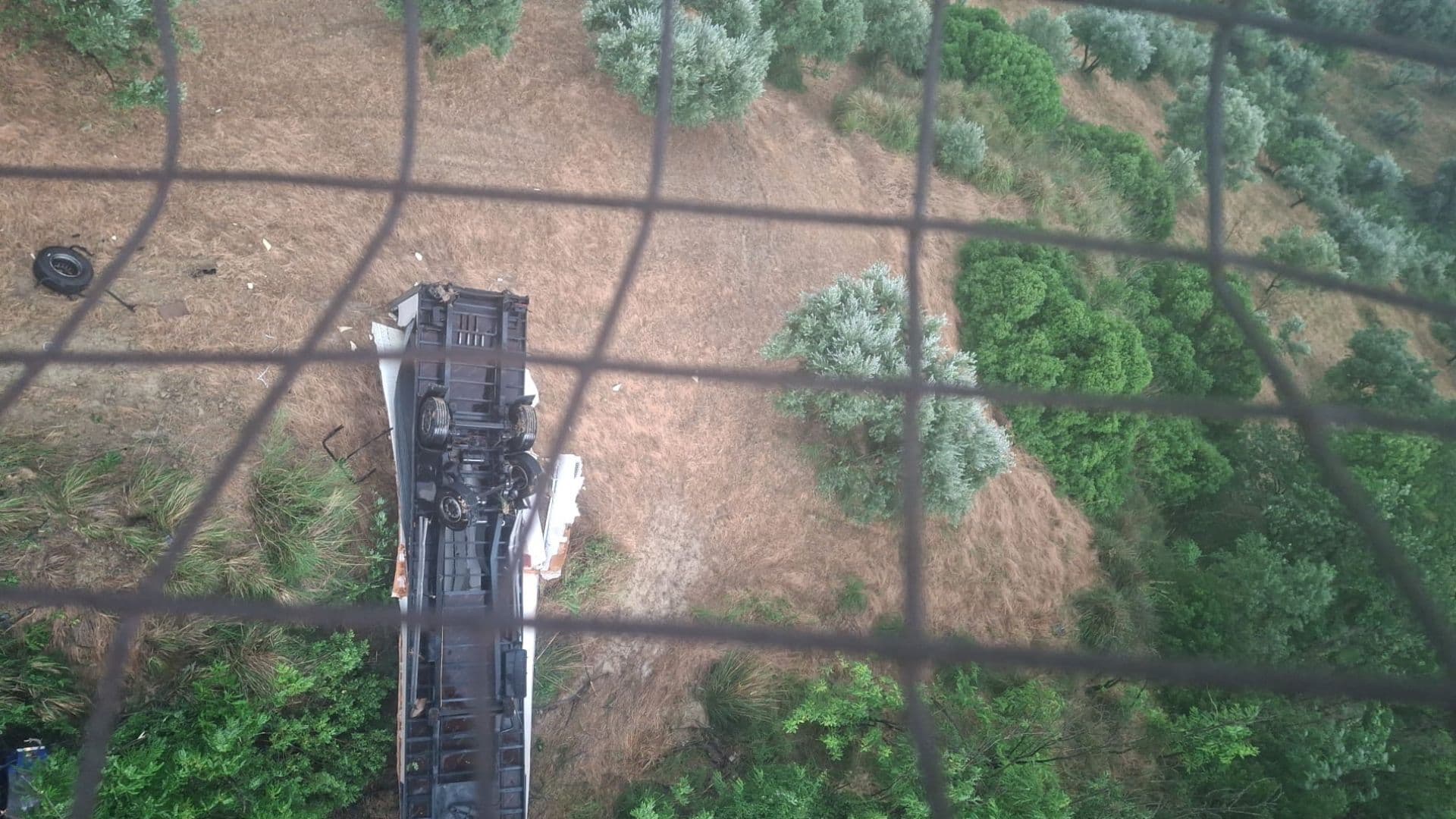 Castrovillari, Tir precipita da un viadotto dell'Autostrada e fa un volo di 35 Metri