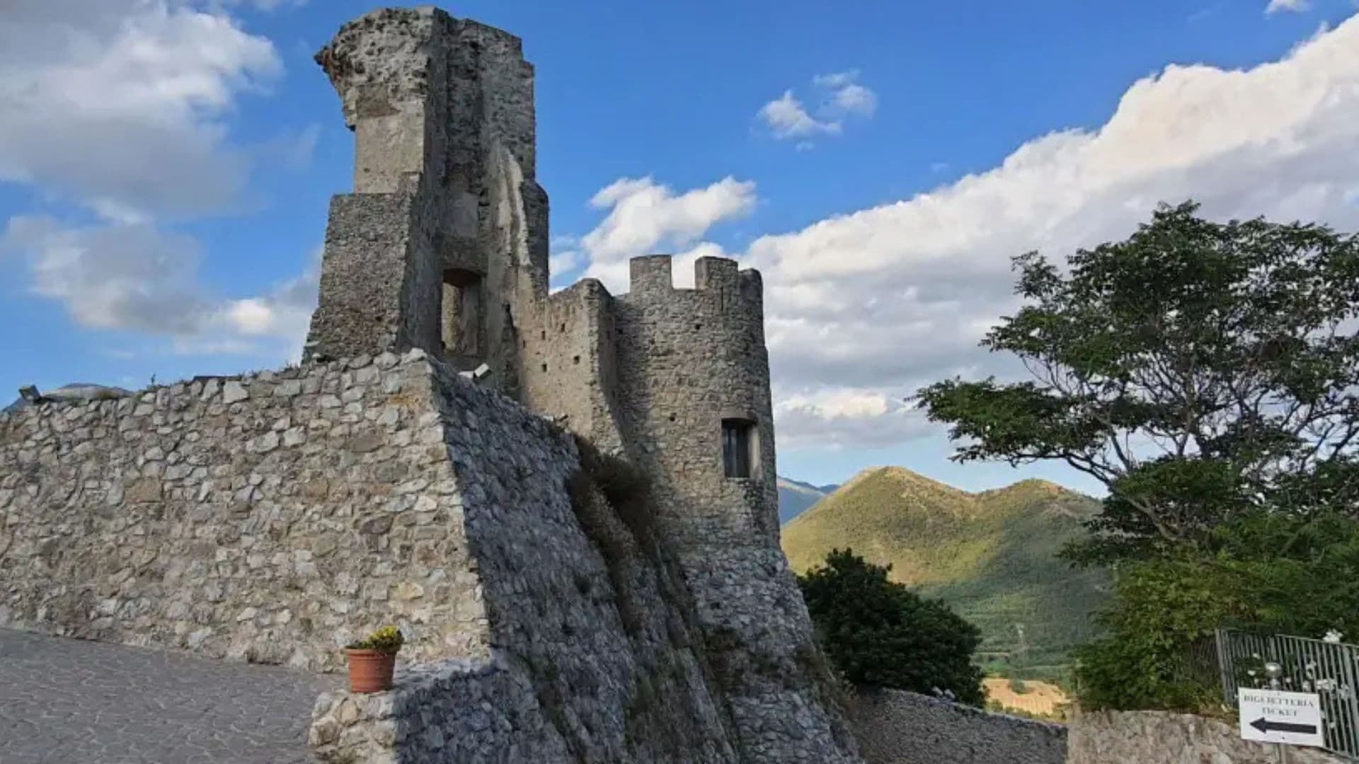 Notte Romantica 2025, Morano celebra l'amore al Castello Normanno-Svevo