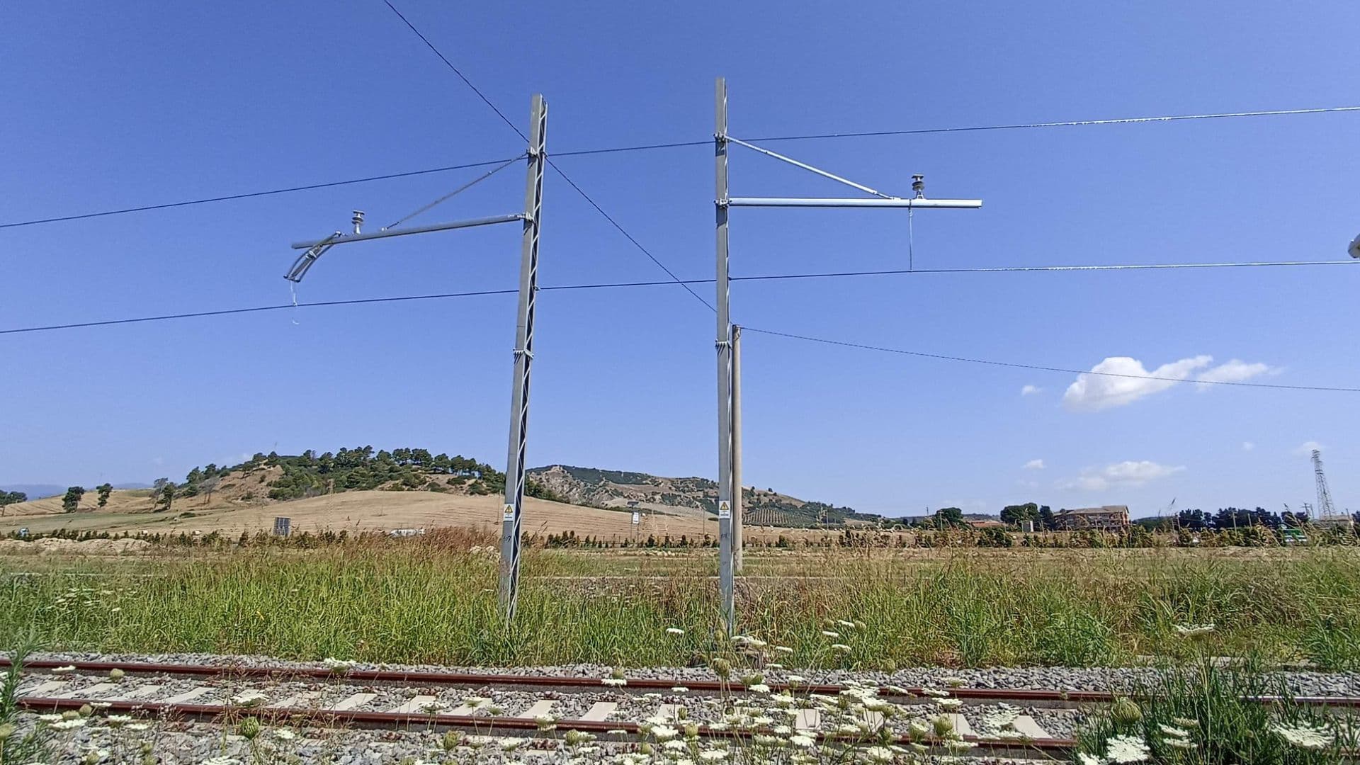 Inizia a vedersi la "elettrificazione" sui binari della linea jonica
