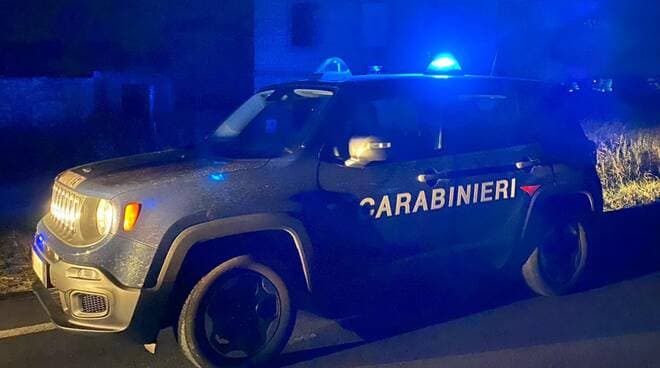Carabinieri soccorrono un camionista colpito da malore sulla SS106
