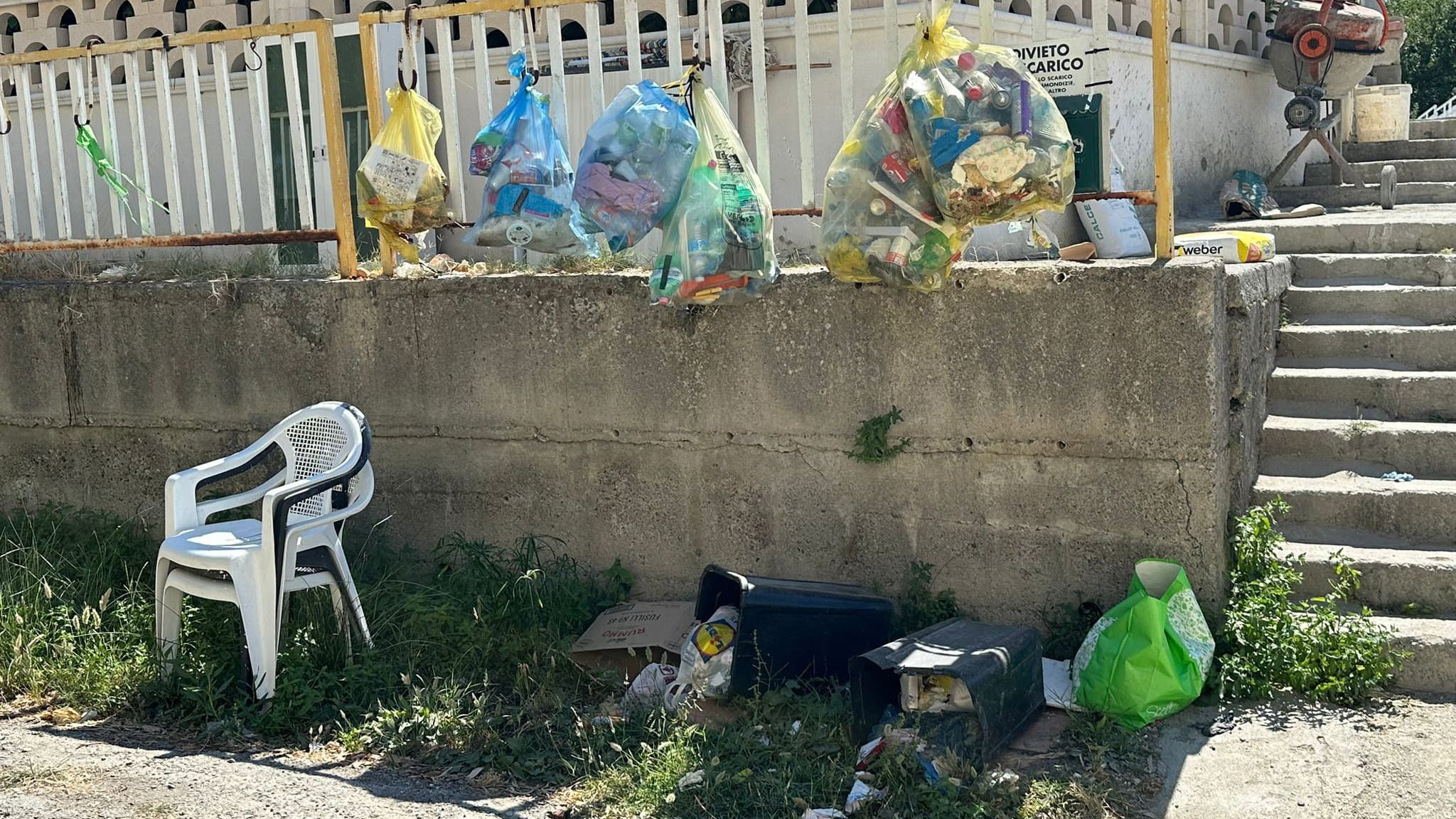 Calopezzati, Fratelli d'Italia tuona: «Basta degrado nel borgo marinaro»