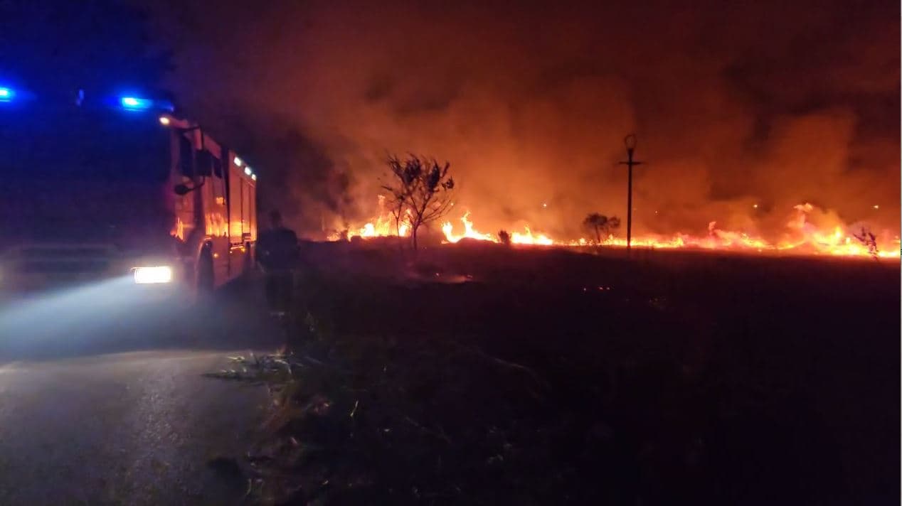 Paura nella notte a Gammicella-Seggio: incendio lambisce alcune abitazioni
