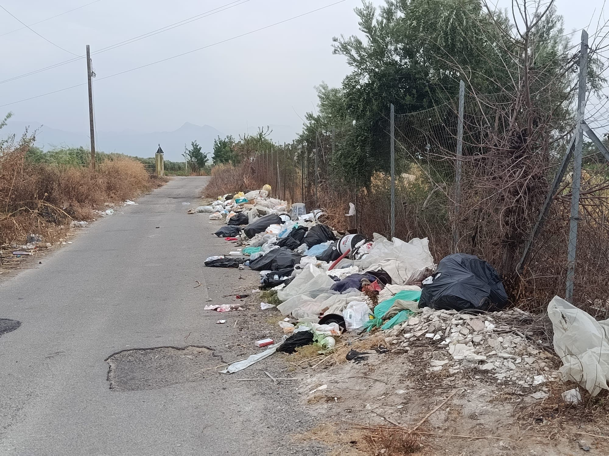 Contrada Brillia ostaggio dell’inciviltà, rifiuti ovunque in Via Santo Stefano