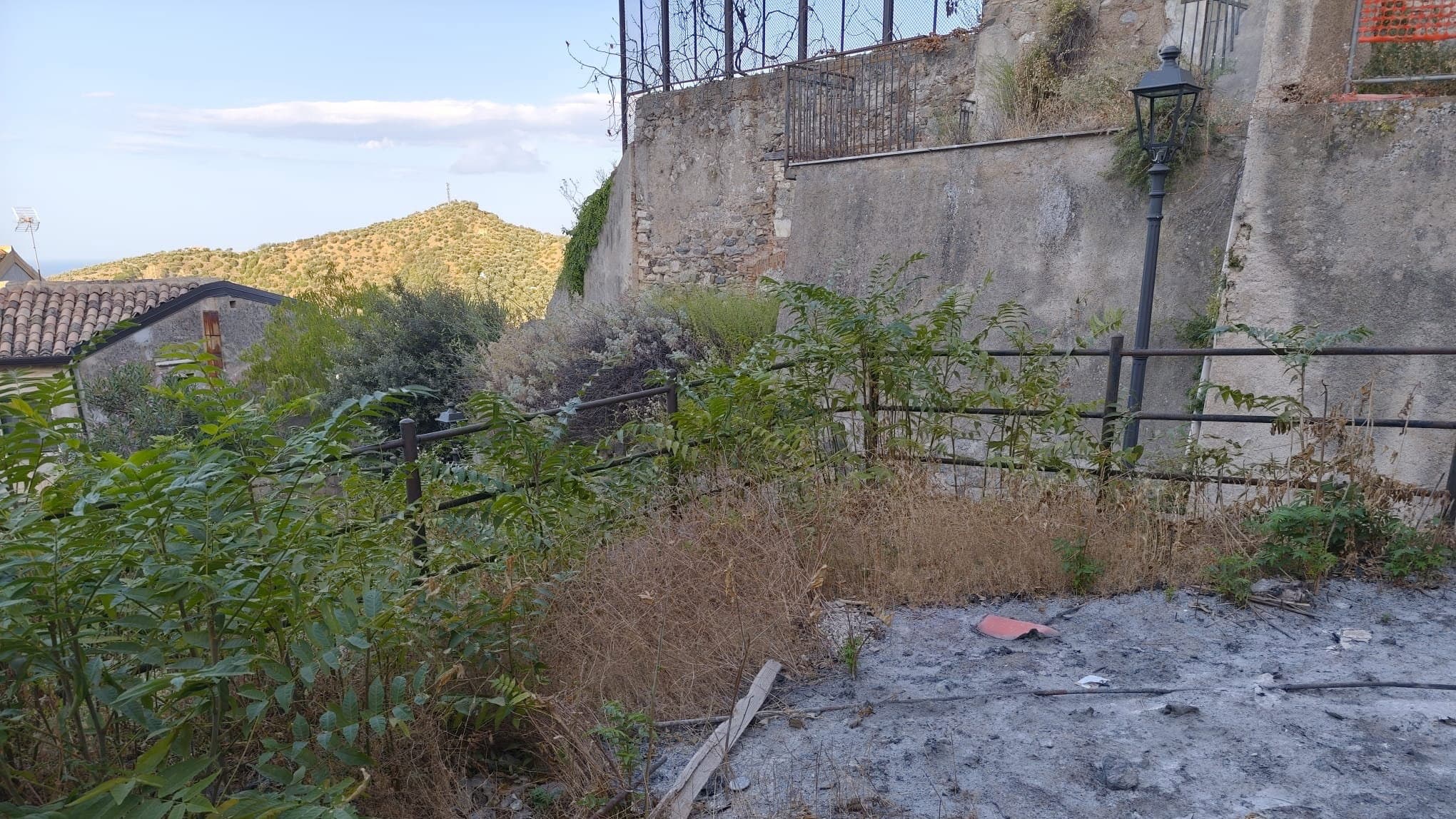 Centro storico di Rossano: «Pochi turisti smarriti tra sporcizia, rifiuti e abbandono» | FOTO