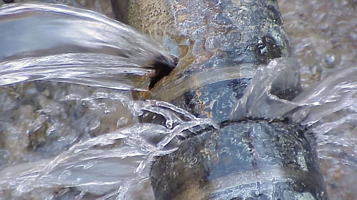 Tranciata una tubatura della condotta idrica comunale: possibili disagi nel centro storico di Rossano