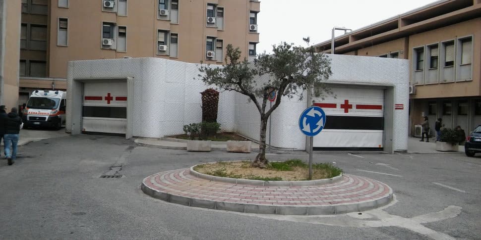 Aggredisce i sanitari al pronto soccorso, bloccato e identificato