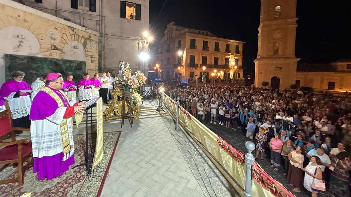 Folla calorosa festeggia il ritorno dell'Achiropita. Emozionante il rito dell'incoronazione
