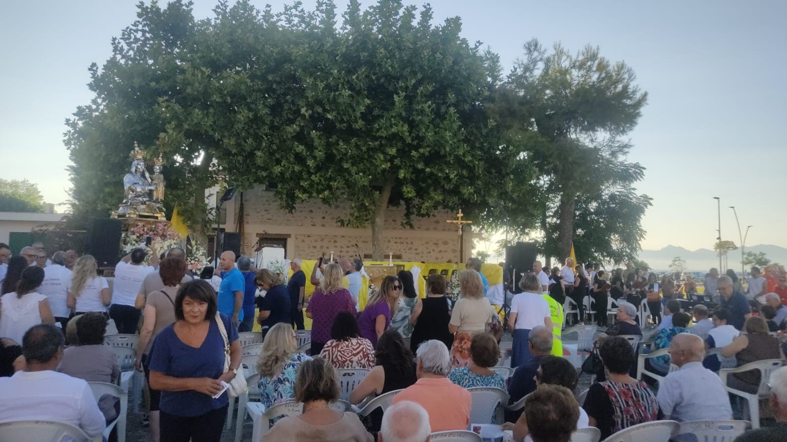 Dieci anni dall'alluvione, l'Achiropita abbraccia i suoi figli: commozione per la processione che dalla Cattedrale arriva al mare