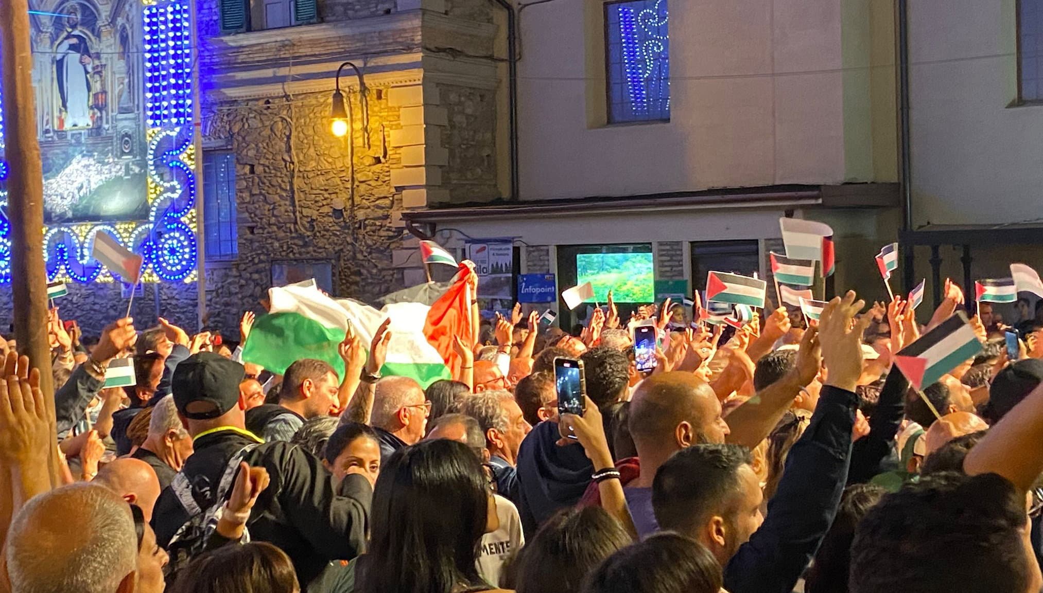Flash Mob per la Palestina durante i festeggiamenti di San Domenico a Longobucco