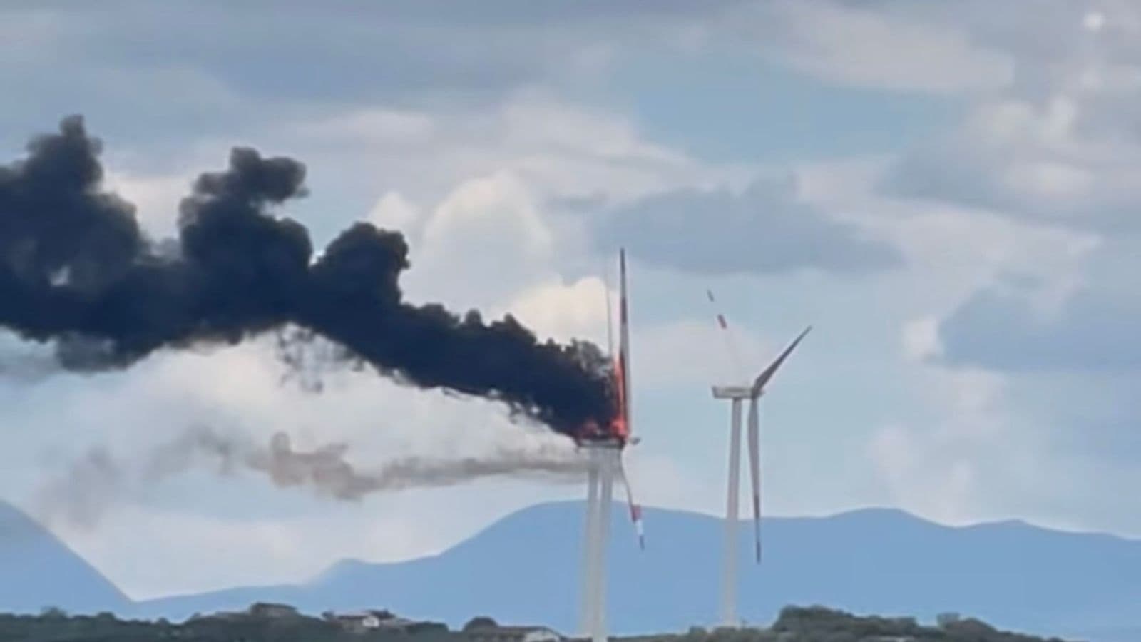 A fuoco turbina eolica a Terranova da Sibari: cadono le pale in un uliveto