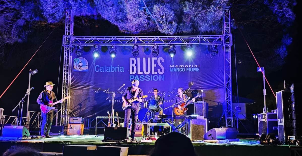Il Blues sotto la luna rossa: la magia di Peter Karp ai Laghi di Sibari