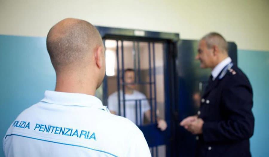 Il Comune sospende lo sportello in carcere: detenuti senza documenti. Disagi massimi