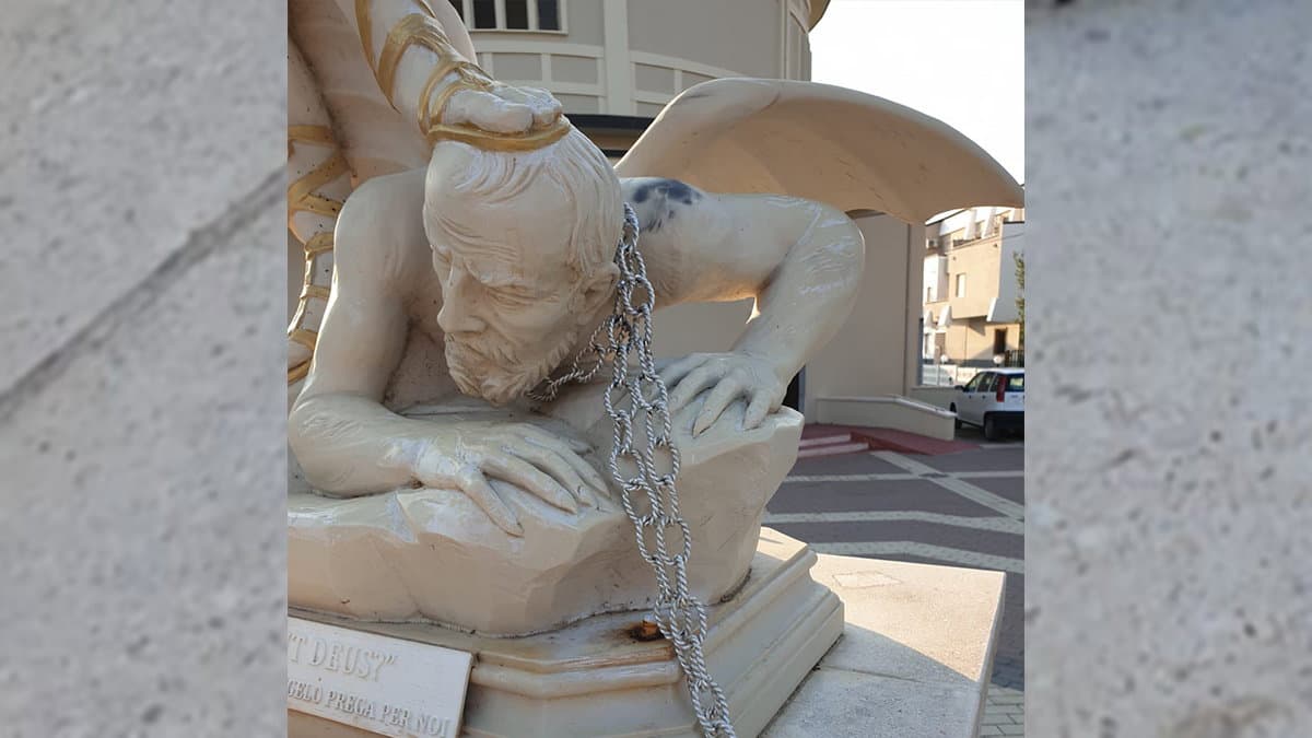 Villapiana, atto vandalico colpisce la Parrocchia della Sacra Famiglia: sfregiata la statua di San Michele