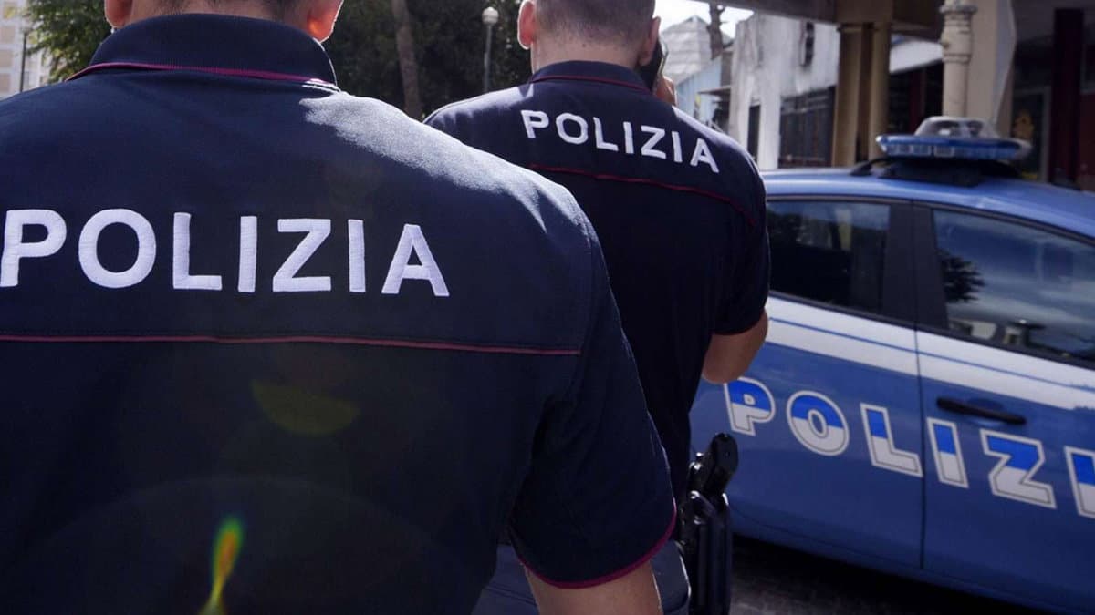 Nasconde la droga tra gli alimenti in vendita nel negozio: denunciato