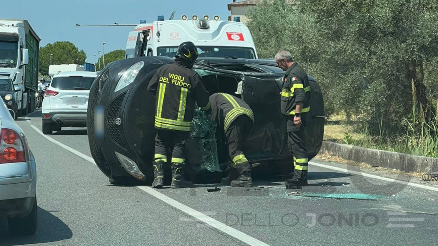 Incidente sulla SS106 a Corigliano-Rossano: almeno tre feriti, traffico paralizzato