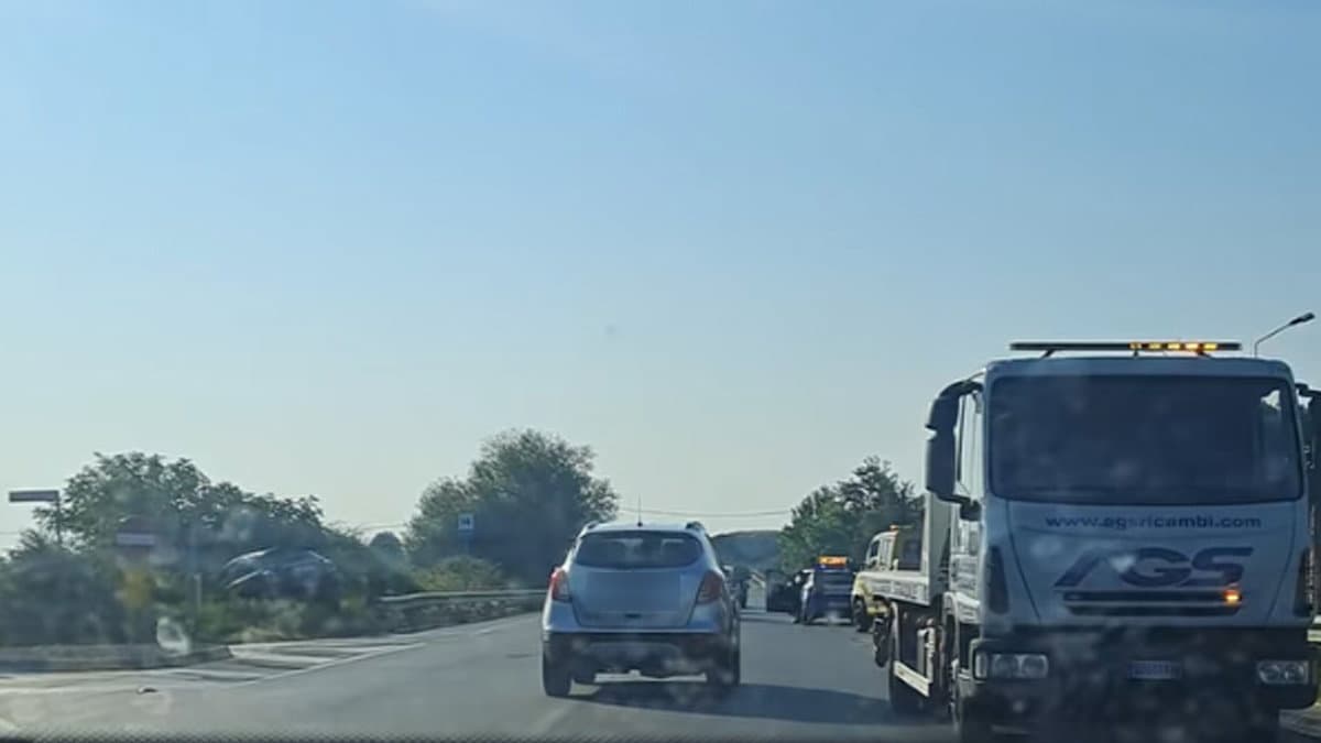Incidente sulla Statale 106, auto finisce fuoristrada