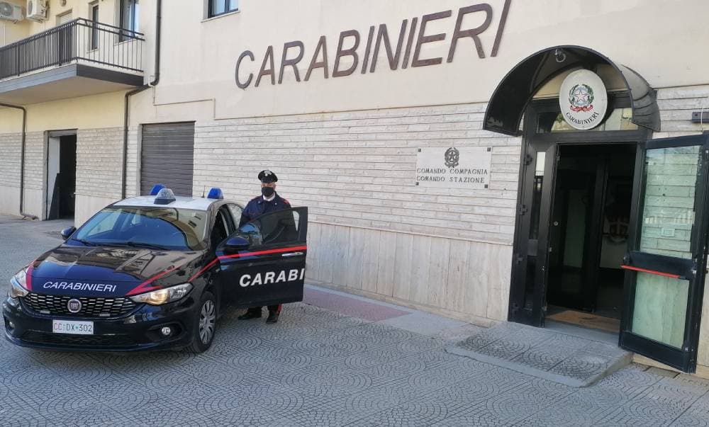 Follia a Co-Ro, lite per non aver rispettato la fila sfocia in rissa: ragazzo accoltellato
