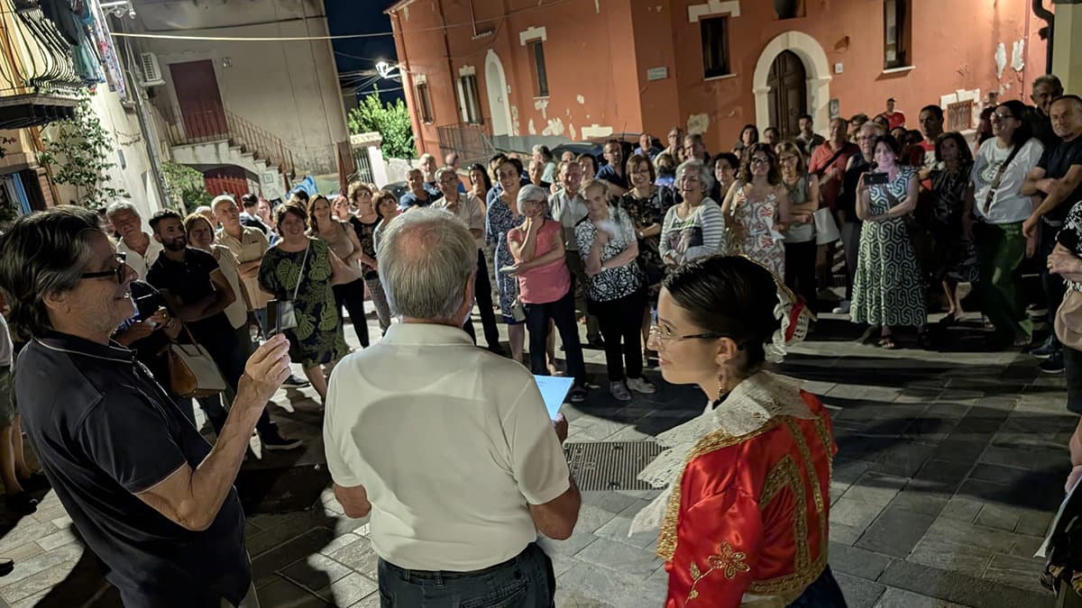 La suggestiva passeggiata notturna nel centro storico di Vaccarizzo incanta i partecipanti