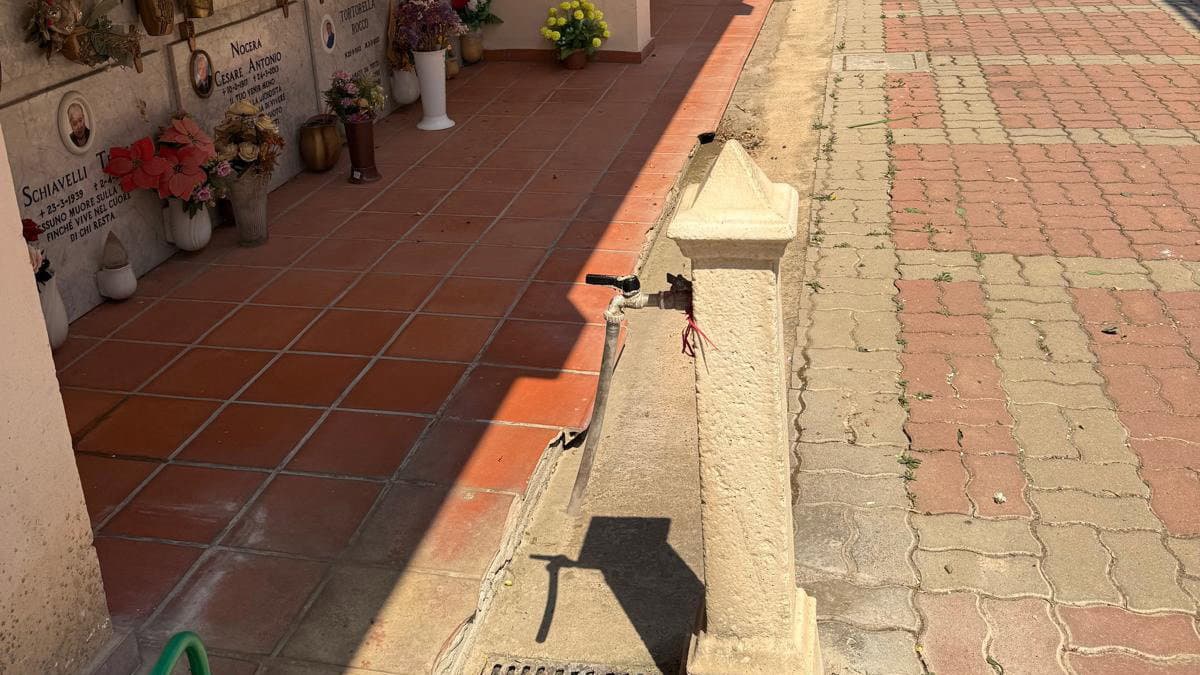 A Corigliano anche il cimitero resta a secco. Disagio per i visitatori