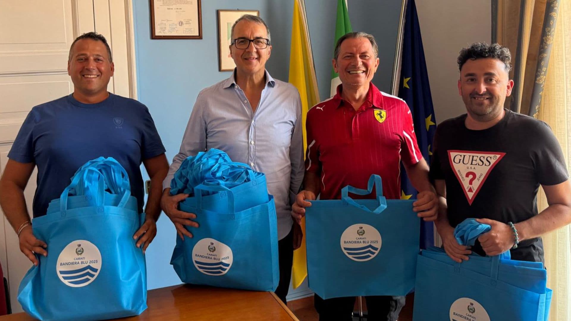 Cariati riceve 50 shopper "Bandiera Blu" per promuovere la tutela ambientale