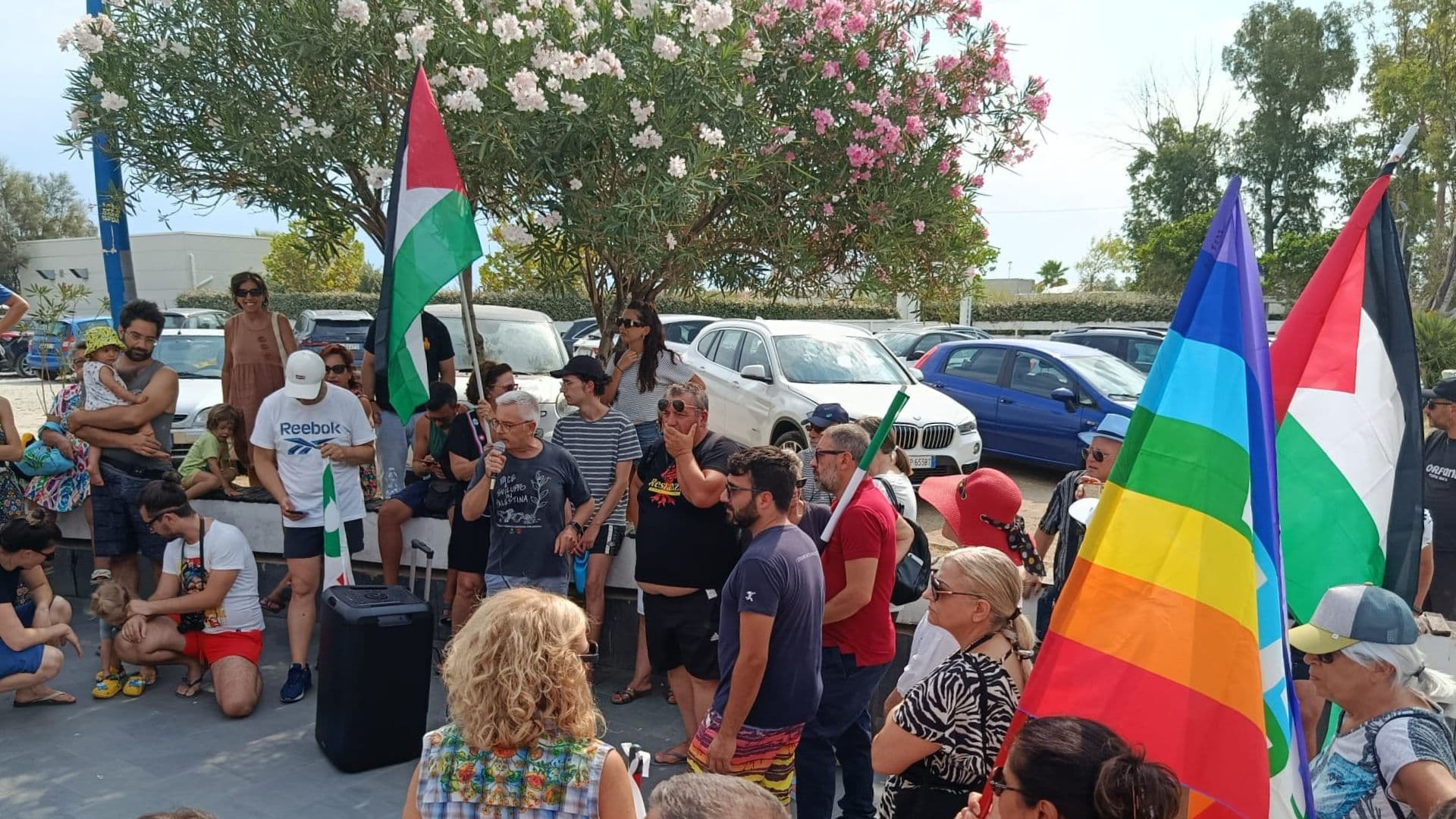 Schiavonea sostiene Gaza, in tanti alla "Marcia in acqua" per la pace