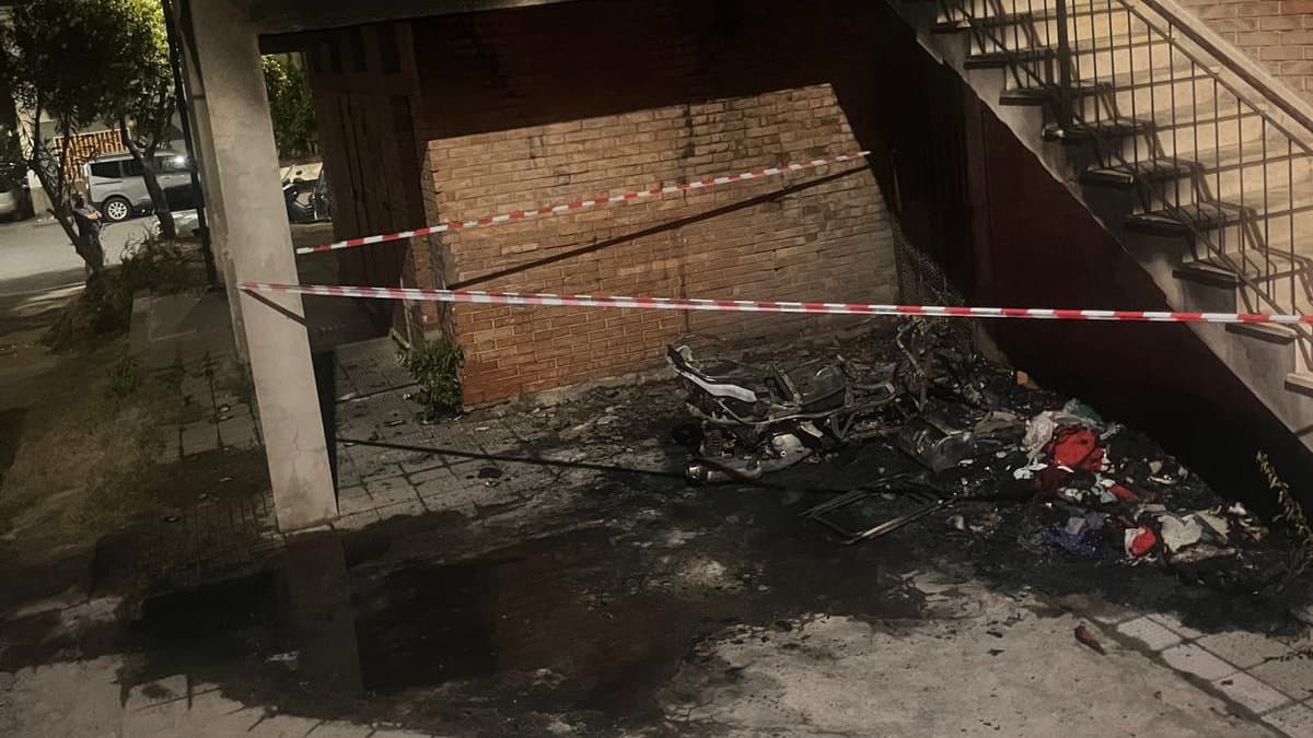 Motorino in fiamme nella notte, paura per un'abitazione nello scalo
