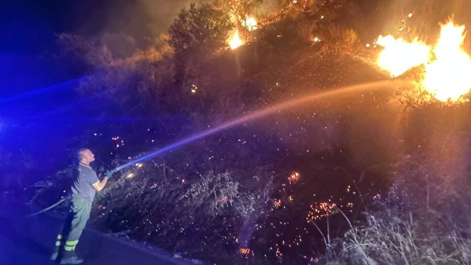 Fiamme nella notte a Petra-Celadi, paura allo Scalo di Rossano
