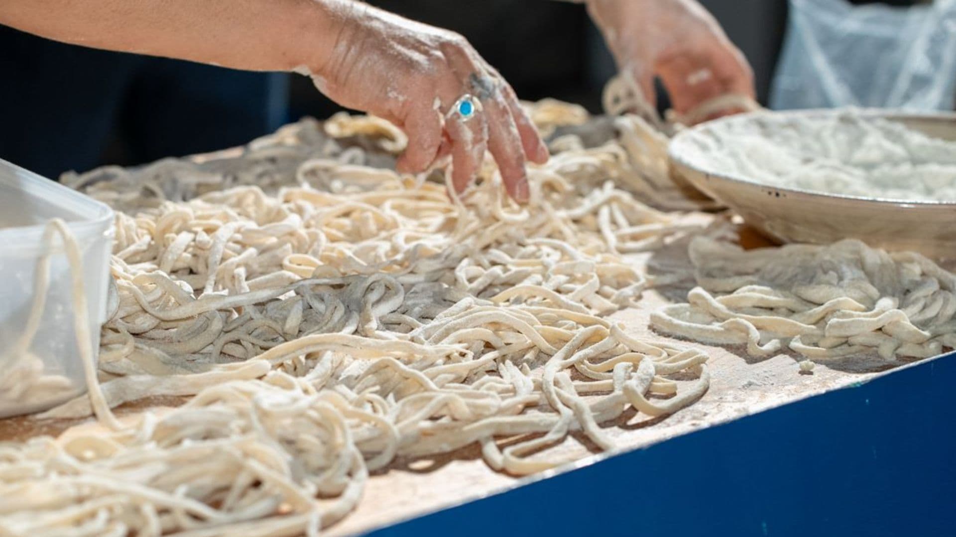A Plataci si lavora alla Deco per la "Shtridhla", la pasta tipica della cucina arbëreshë