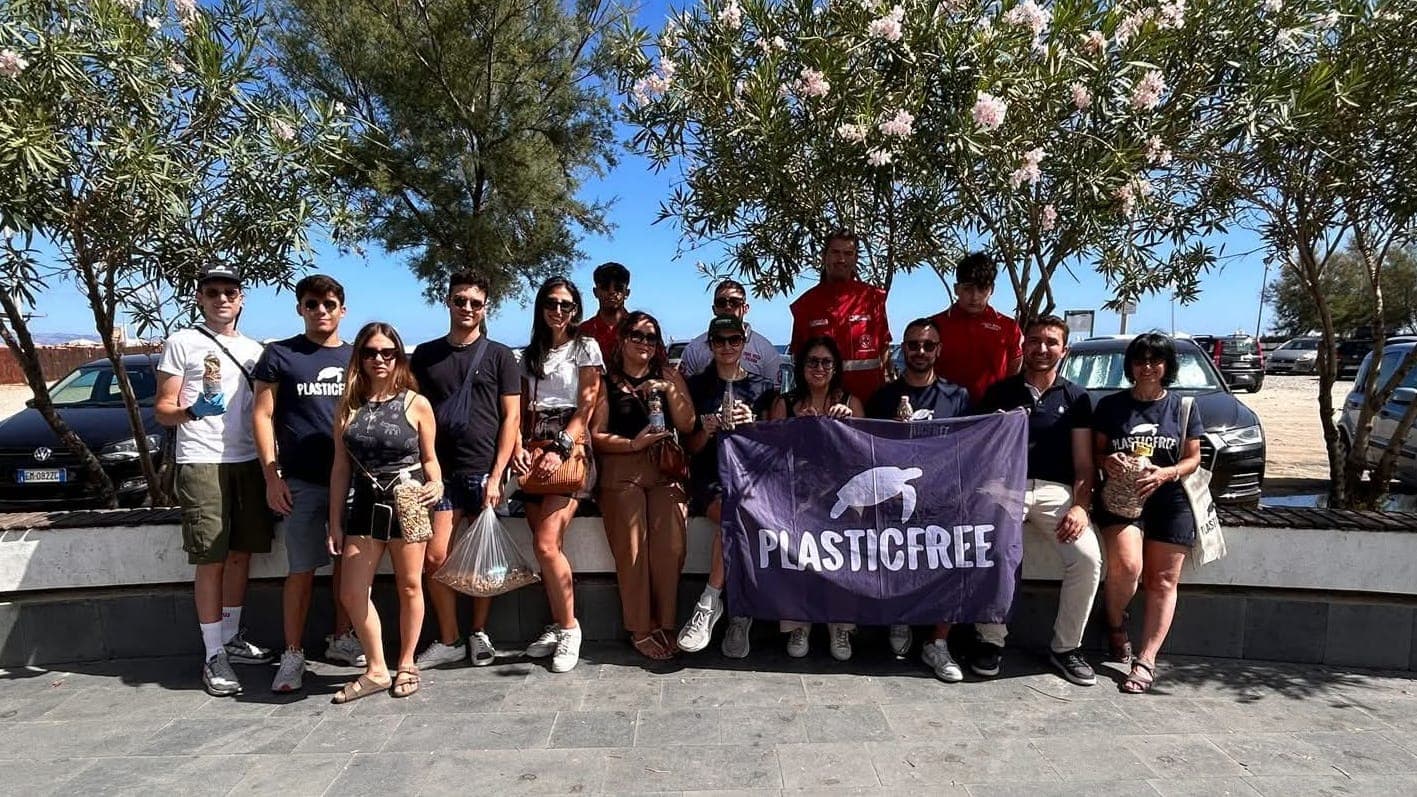 I volontari di Plastic Free danno il buon esempio