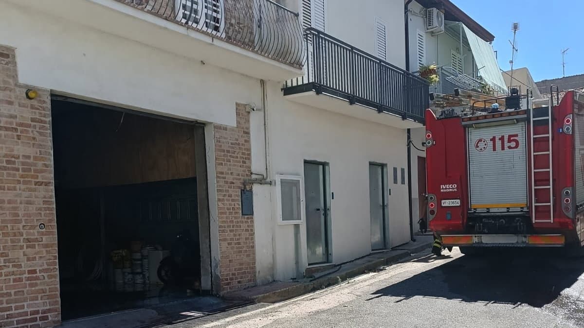 Incendio in un magazzino a Co-Ro, vigili del fuoco rimuovono due bombole di Gpl evitando il peggio
