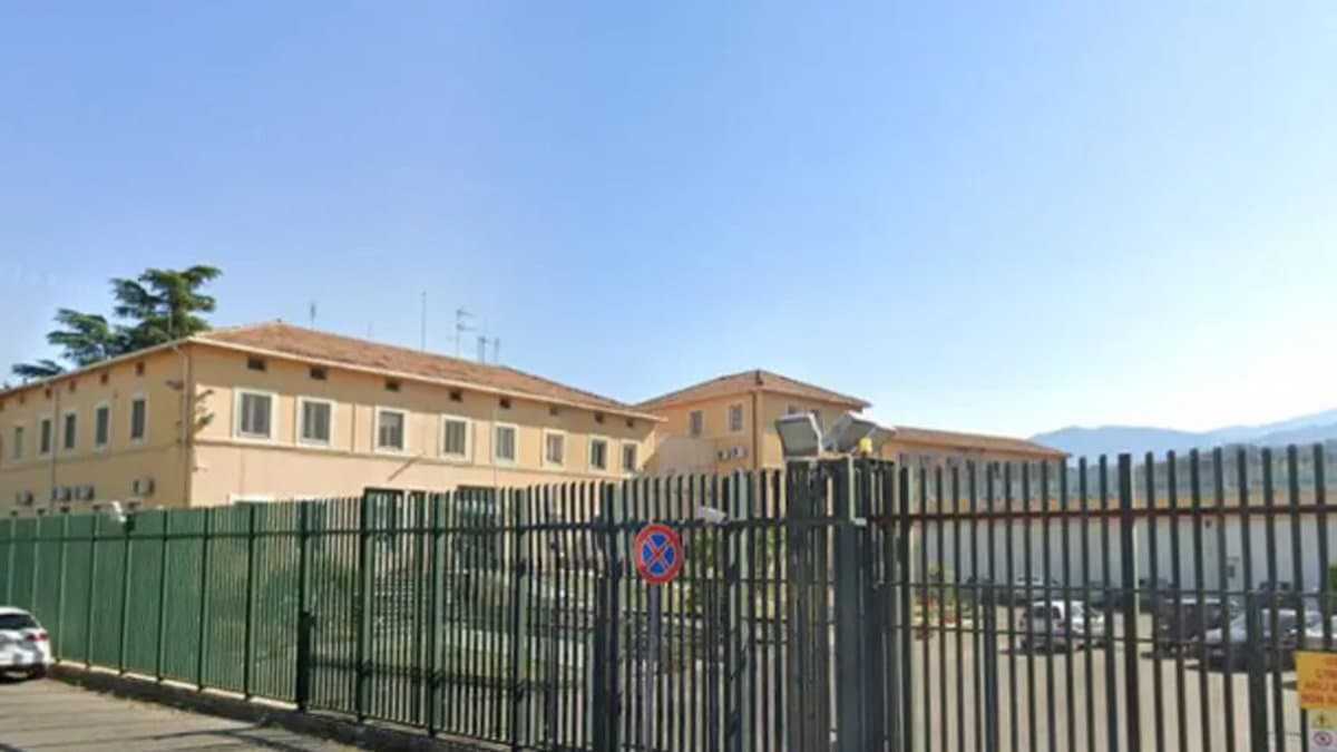 Carcere di Cosenza, sequestrati cinquanta cellulari e droga