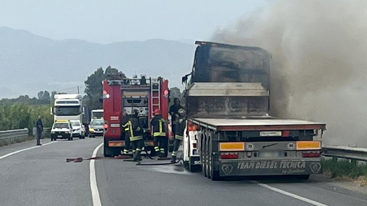 Paura a Thurio, TIR in fiamme sulla Statale 106