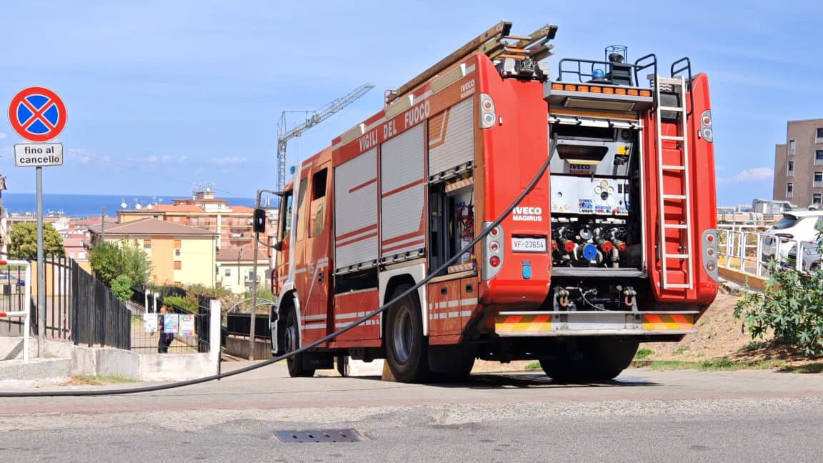 Incendio a scuola a Rossano Scalo, paura al plesso di Monachelle