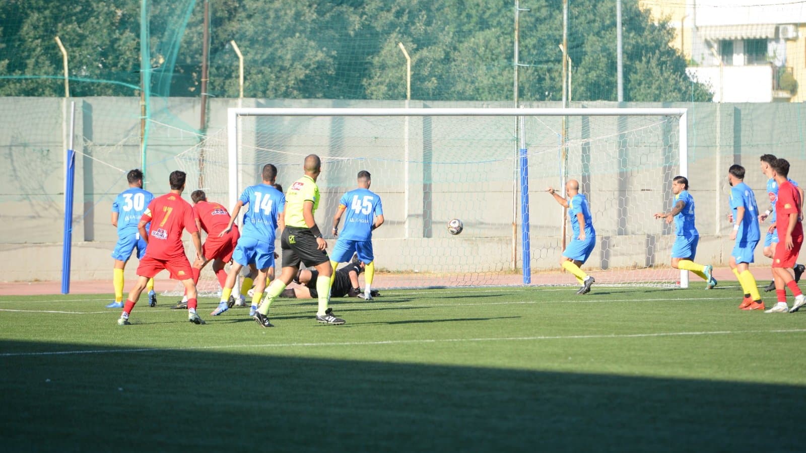 Corigliano vince 2-1 sul Rocca di Neto: partita intensa segnata da infortunio ed espulsione