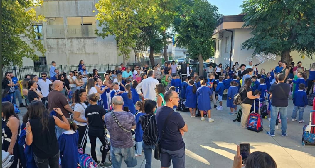 Pietrapaola riparte dalla scuola: un abbraccio tra istituzioni e ragazzi