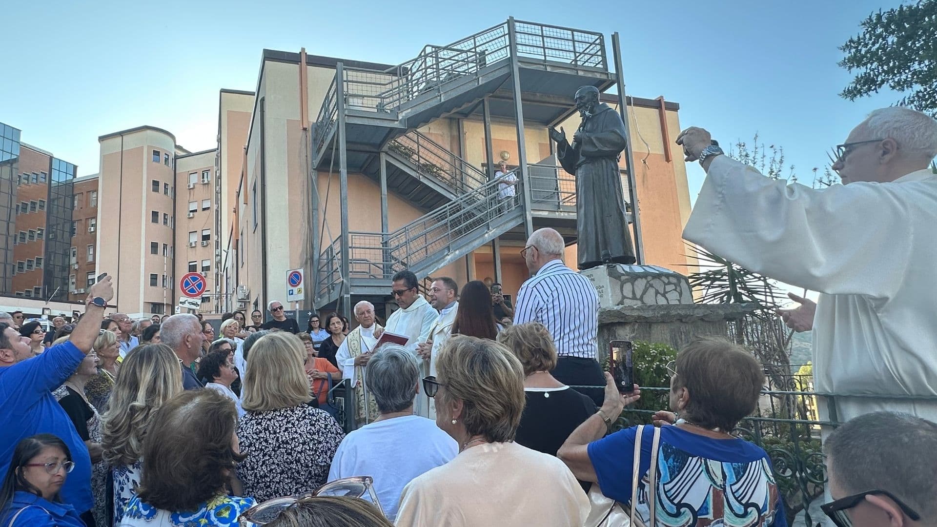 La statua di San Pio torna a proteggere il Compagna