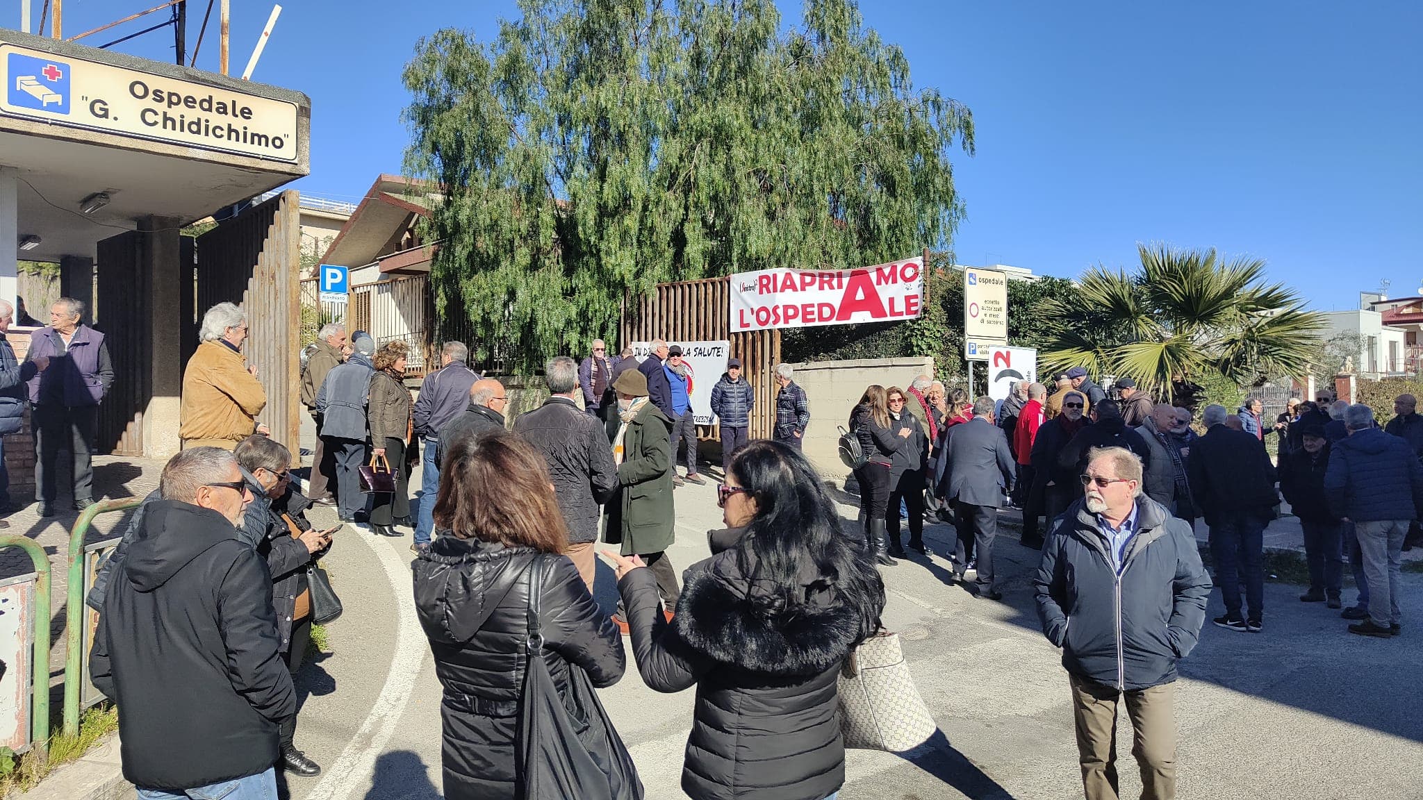 Sanità pubblica, sit-in al Chidichimo: «Basta al saccheggio della Calabria del nord-est»