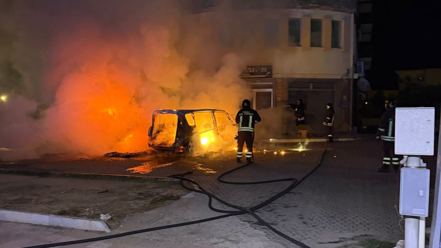L'anonima incendi torna a colpire: due auto a fuoco nella notte. Indagini in corso