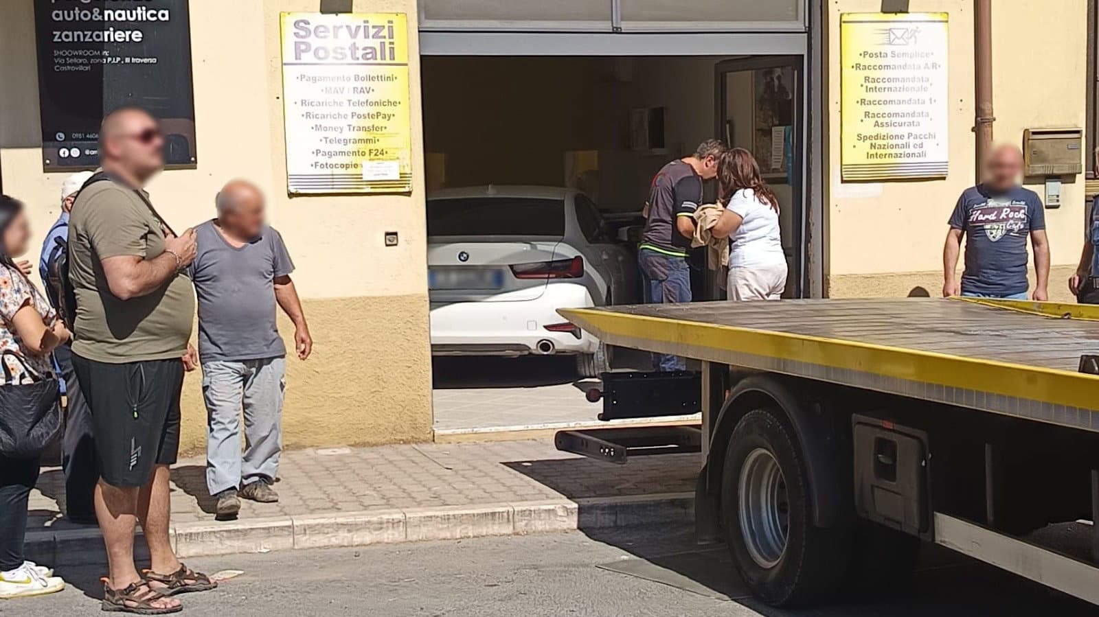 Castrovillari, 75enne perde il controllo dell'auto e sfonda la vetrina di un ufficio postale