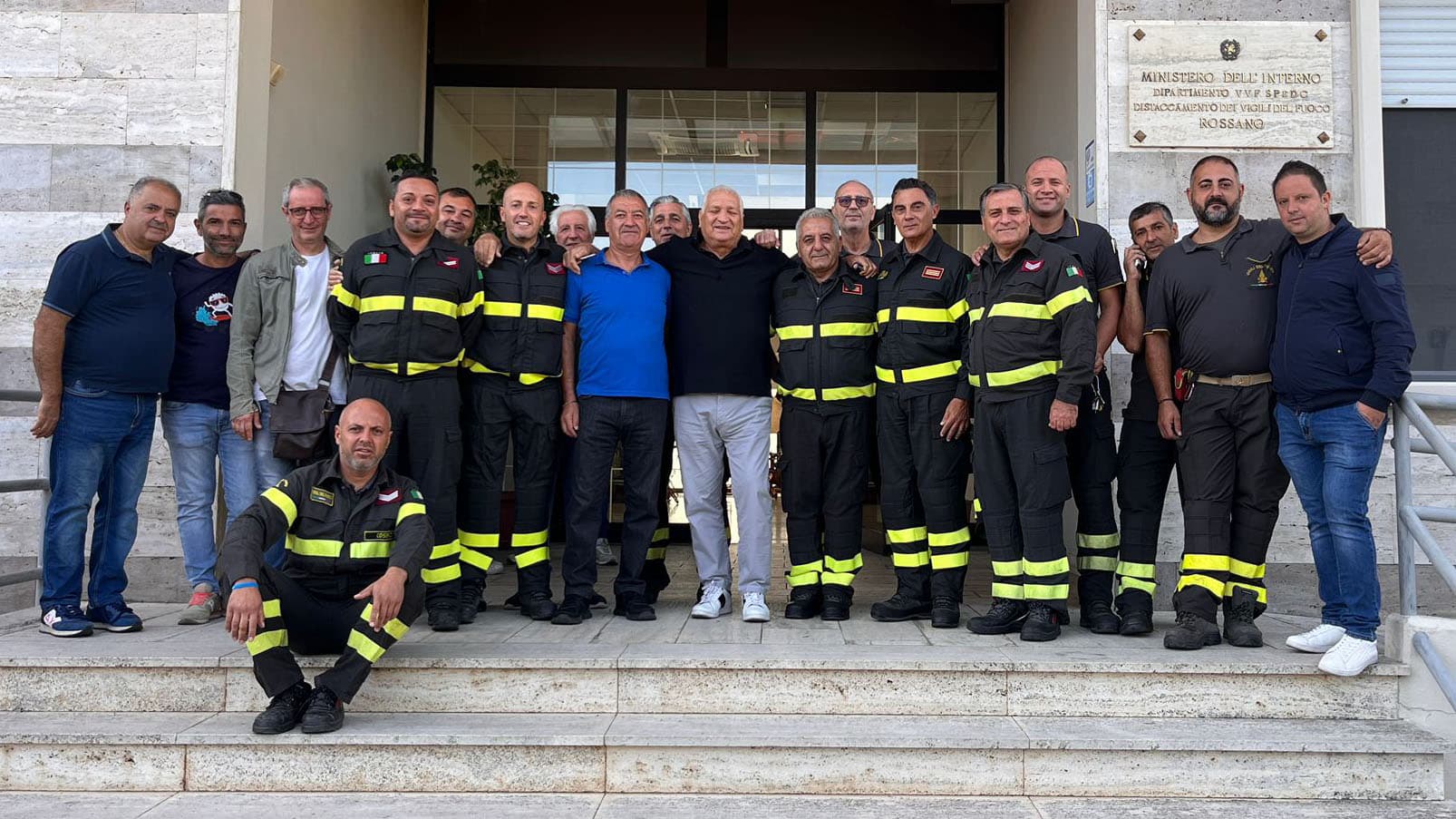 Il saluto dei Vigili del fuoco di Corigliano-Rossano al collega De Marco che va in pensione