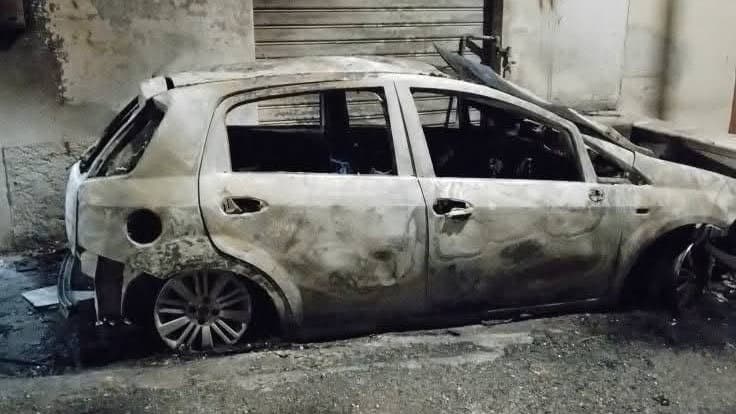 A fuoco un'auto vicino alla condotta del gas: sfiorata tragedia
